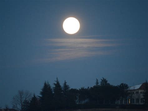 Calendario lunare di maggio del 2021. La prima luna piena del 2021 è quella del lupo