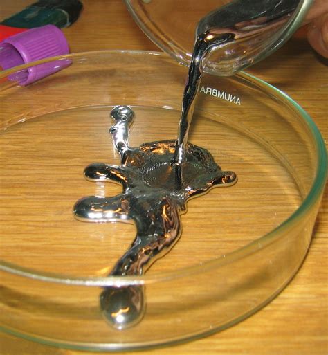 File:Pouring liquid mercury bionerd.jpg - Wikimedia Commons