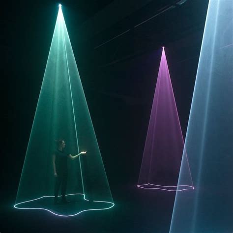 Cet artiste transpose nos émotions en faisceaux lumineux Installation
