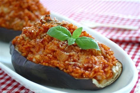 Questo riso alle melanzane è un piatto particolarmente gustoso e profumato: MELANZANE RIPIENE DI RISO