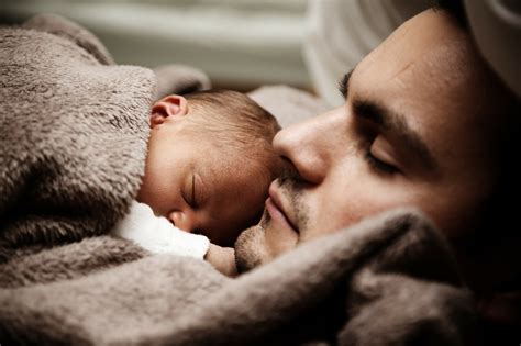 Vater und mutter von leiblichen kindern, sowie adoptiveltern können elternzeit und elterngeld beantragen, um sich intensiv der betreuung ihrer kleinen kinder zu widmen. Elterngeld für Väter: Alle Wichtigen Infos auf einen Blick ...