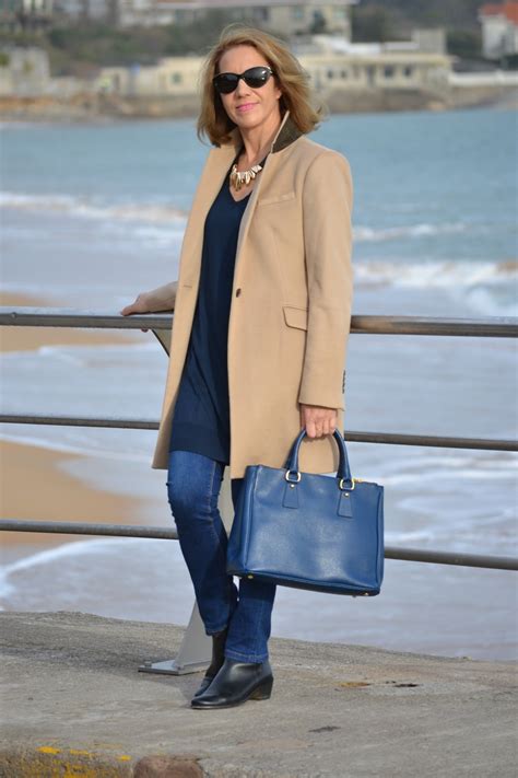 Si tú te encuentras entre ellas seguro que tienes varios total looks en nos gusta combinada con piezas tan femeninas como una falda plisada y unos tacones. Camel y Azul - Elegante a la par que discreta