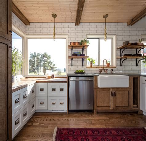 Small Rustic Farmhouse Kitchen Lantlig Kök Denver Av Laura
