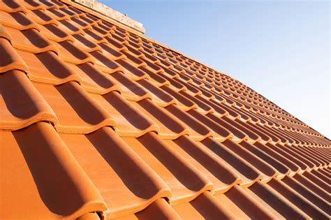 Conheça os tipos de telhas de cerâmica para não errar no telhado