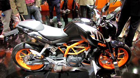 Belle à voir, sportive de ligne, racée, tout en étant particulièrement efficace et confortable, très performante grâce à son monocylindre. 2014 KTM 390 Duke ABS - Moto.ZombDrive.COM