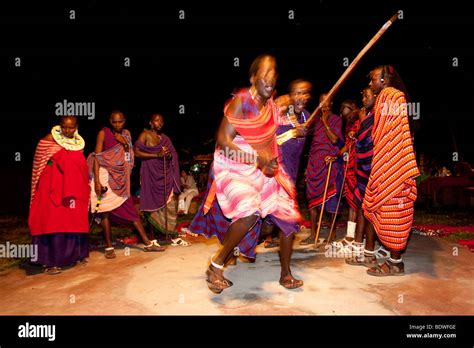 La Danse Traditionnelle Massaï Leur Danse De Mariage La Nuit Zanzibar Tanzania Africa Photo
