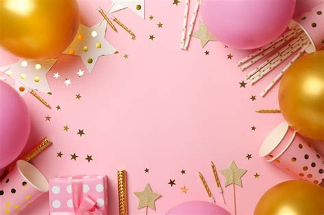 Composición con diferentes accesorios de cumpleaños sobre fondo rosa espacio para texto Foto