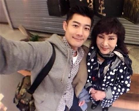 The site owner hides the web page description. 母子感情深厚 小明明骤逝施易男哀恸 - 娱乐 - 中时