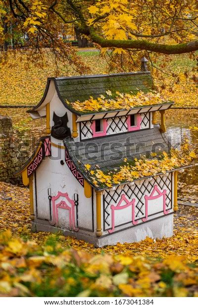Small Chinese House Swan House Bastion Stock Photo 1673041384