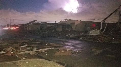imágenes fuerte tornado causó graves destrozos y dejó sin electricidad a miles de personas en