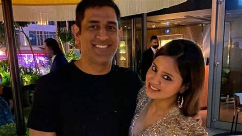 ms dhoni and wife sakshi dhoni s dance on mummy nu pasand song at a wedding goes viral watch