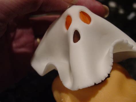 Fondant Ghost Cupcakes For Halloween