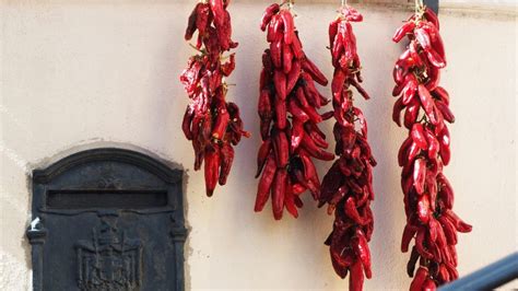 How To Dry Chillies 3 Easy Ways The Middle Sized Garden Gardening