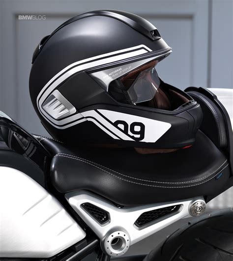 The screen is placed at the height of the steering wheel. BMW Motorrad presents a helmet with head-up display