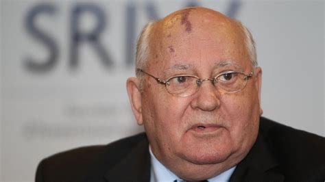 Mikhaïl gorbatchev et vladimir poutine en décembre 2004. Gorbatchev appelle à une approche "plus constructive" face ...