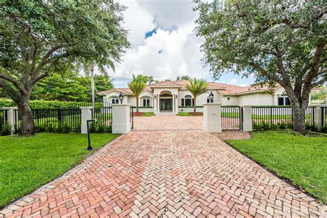 If you love the resort life, then look for the neighborhoods dominated by luxury hotels, condos, and apartments. Pinecrest Homes for Sale | Pinecrest Condos for Sale ...