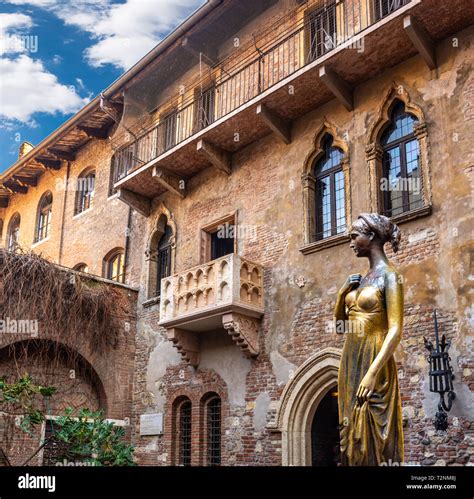El Collage De Fotos La Estatua De Bronce De Julieta Y De Romeo