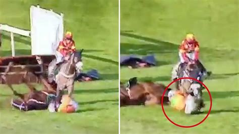 Drama In Grossbritannien Reiterin Stürzt Und Wird Von Gegnerischem Pferd überrannt
