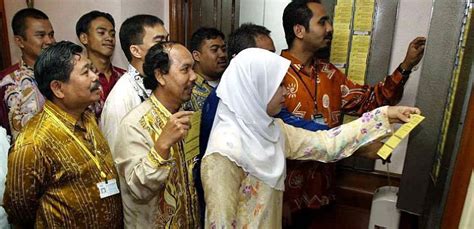 Role, staff, kingdom, employee, mauna sa, salaries, kepadatan malay. Kakitangan Kerajaan Banyak Ponteng Kerja dan Curi Tulang?