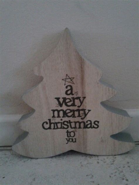 In een frankische tekst uit de 13e eeuw wordt voor het eerst een groene boom vol kaarsen beschreven. Dik houten kerstboom met tekst | Kerst knutselen, Houten ...