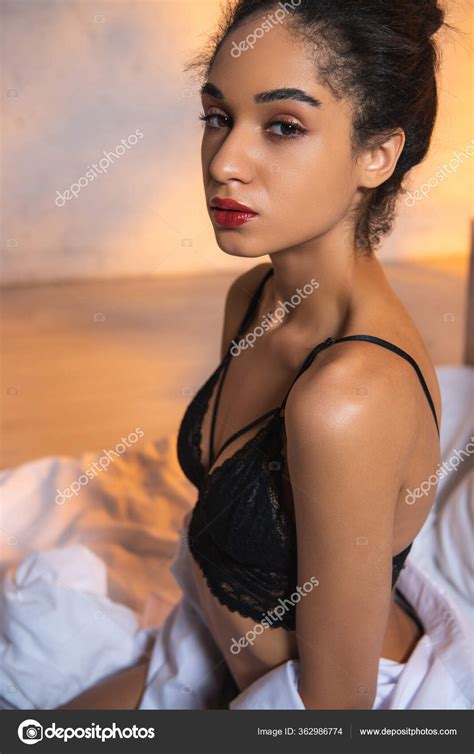 Sexy Femme Afro Américaine Soutien Gorge Assis Sur Lit Regardant Image Libre De Droit Par
