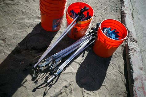 Hundreds Clean Up Sfs Ocean Beach For Surfrider Earth Day Event