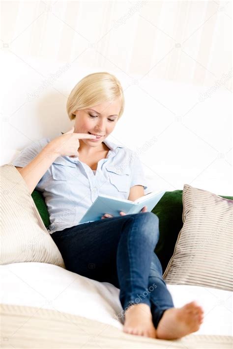 Femme Assise Sur Le Canapé Lit Un Livre — Photo 33813037