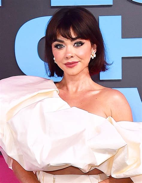 sarah hyland s hair makeover she debuts blunt bob with bangs at pcas — before and after pics