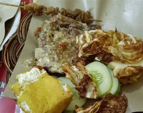 The sambal is not the type to just burn your mouth and soul away, it's sedap too. Ayam Gepuk Pak Gembus, Tanjung Duren - Lengkap: Menu ...