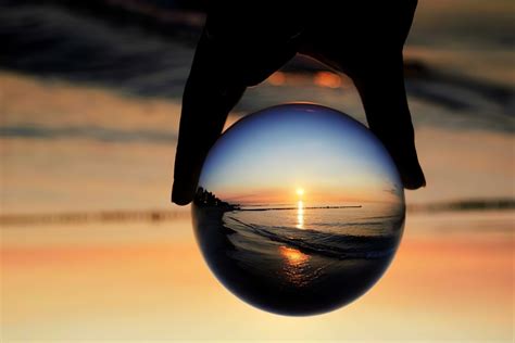 图片素材 日落 性质 海滩 水晶 球 反射 天空 大气层 灯光 特写 领域 阳光 云 宏观摄影 静物摄影