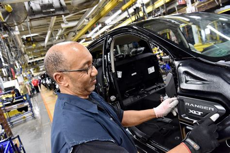 Ford To Invest More Than 145 Billion Add 3000 Jobs In Se Mich