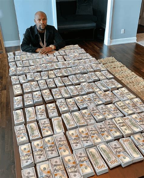 Floyd mayweather verschijnt in commercials van kledingmerken zoals the money issue. Floyd Mayweather poses with $2 million in cash, disses ...