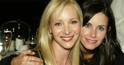 Lisa Kudrow And Courteney Cox Reunite For Friends Trivia Huffpost Life