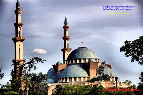 It is situated on a five hectare site near the government office complex along jalan duta. ronawarna: Masjid Wilayah Persekutuan Kuala Lumpur