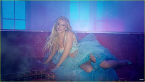 britney spears and tinashe get cozy in slumber party video watch now photo 3811358 britney