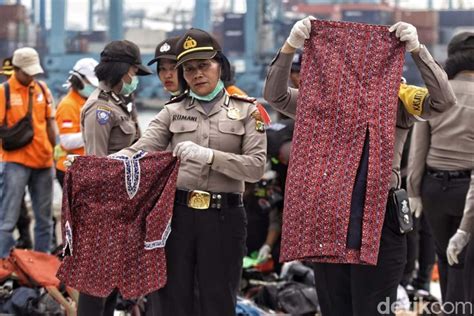 Polisi Tunjukkan Baju Pramugari Lion Air Jt 610