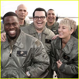 Kaley Cuoco Screens The Wedding Ringer For The U S Troops Josh