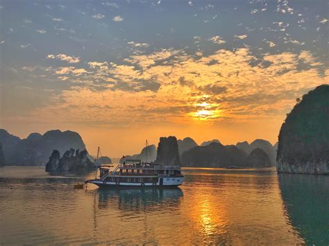 This means emptier beaches, fewer cruise ships, and better outdoor activities. Sunrise in Lan Ha bay! 4032x3024 : VietNam