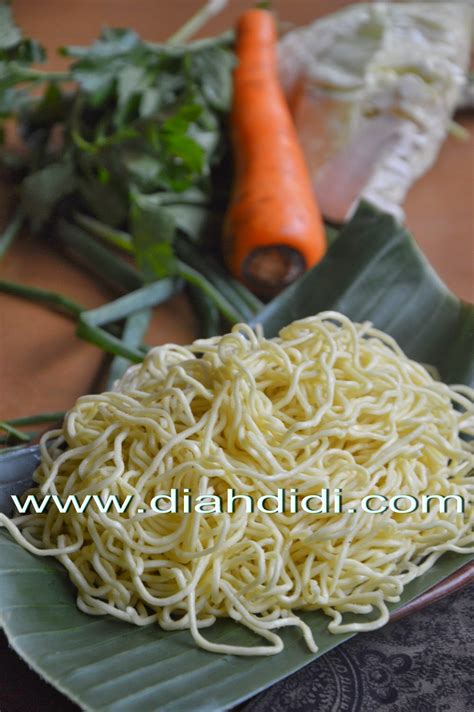 150 gr mie basah (berat sebelum direbus) 3 batang caisim, potong 3 lembar kol, potong 1 batang daun bawang, potong 1 batang seledri, potong 5 buah cabai rawit, cincang 3 buah bakso sapi, iris 2 butir telur bumbu: Resep Mie Goreng Tek Tek Diah Didi : Mie Goreng Tek Tek ...