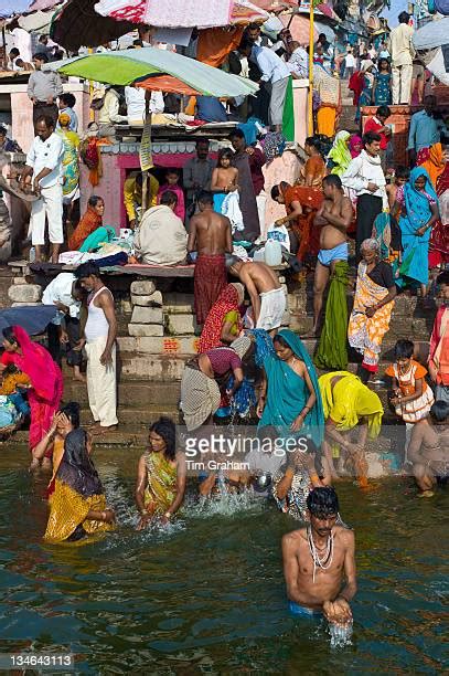 River Bathing Indian Women Photos Et Images De Collection Getty Images