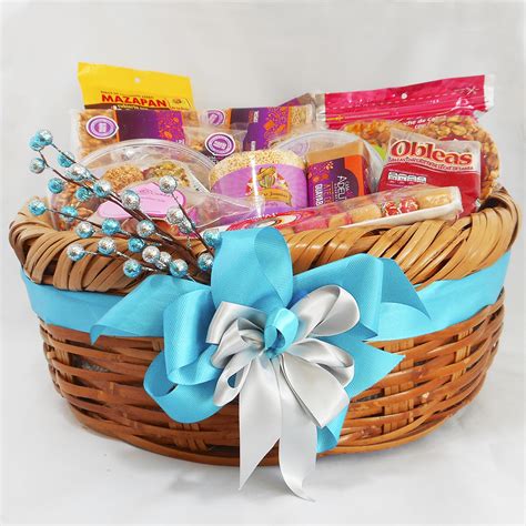 Pin by Y@jA!R@ on Princess Party | Gift hampers, Party treats, Gift