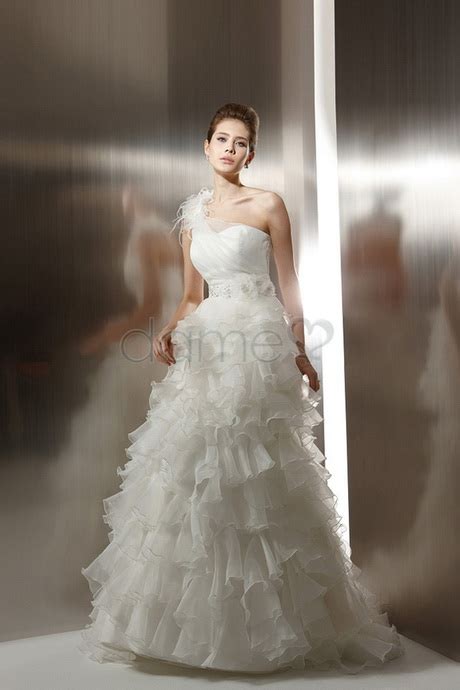 Jeder brautkleid kann maßgeschneidert werden. Brautkleid mit federn