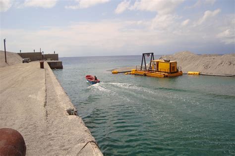 A german nurse is being accused of injecting up to 8,600 patients with a saline solution instead of the covid vaccine. Porto di Saline Joniche (RC), Soldi buttati per l'acquisto ...