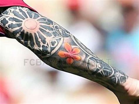 Desde balones o porterías, a retratos de nuestros en el brazo derecho, messi luce un retrato de jesucristo espinado en el hombro en estilo realista. ¿Qué lleva tatuado Messi en su brazo? -Goal.com | Goal.com
