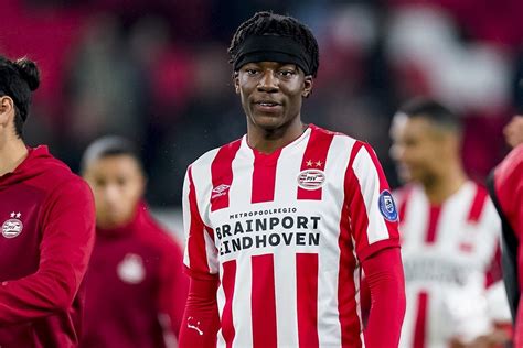 4.3 out of 5 stars 16. Madueke in luxepositie tijdens onderhandelingen met PSV ...