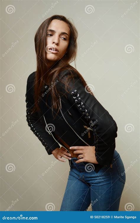 Junge Frauen Mode Modell Gekleidet In Den Blue Jeans Stockbild Bild Von Blau Mode 50218259