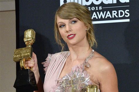 Taylor Swift Signs New Deal With Republic Records Universal Music