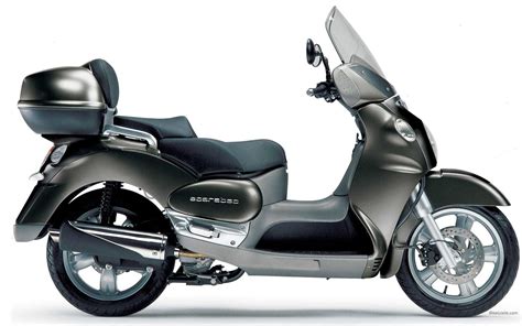 2007 saw aprilia simplify things, as they replaced the scarabeo 50 and 150 with the new generation of scarabeo 100 (left) which was designed to be as compact as the 50cc while nearly as. Moto Aprilia Scarabeo 500 - Ma Moto