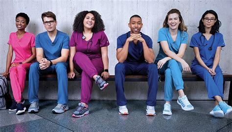 what color scrubs do nurses wear