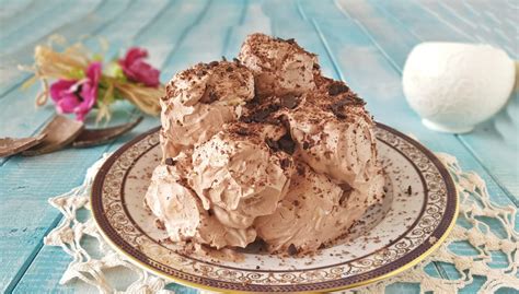 Completo lenzuola percalle di cotone bianco grigio palmia: Bianco e nero dolce tipico messinese con panna e Nutella